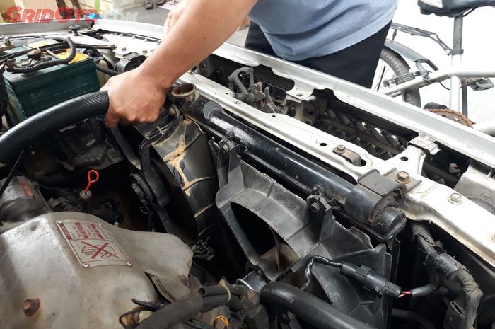 Apa Saja Tanda-Tanda Mobil Perlu Diservice Segera